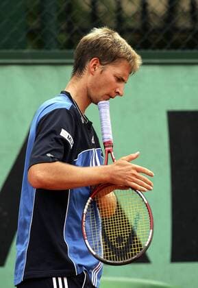 Florian Mayer (Deutschland) skeptisch Tennis Herren French Open 2005, Grand Slam, ATP Tour Einzelbild Roland Garros Paris Skepsis, Nachdenklichkeit,