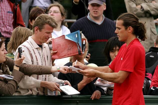 Thomas Haas (Deutschland) gibt Autogramme Tennis Herren French Open 2005, Grand Slam, ATP Tour Gruppe Roland Garros Paris