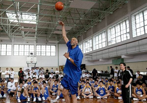NBA Legende Kareem Abdul Jabbar (USA) demonstriert jungen Chinesen während des Adidas Superstar Camps in Shanghai seinen berühmten Sky Hook -  Basketball Herren Adidas Superstar Camp 2005, Legenden, Basketballegende, Basketballlegende, Basketballlegenden Totale IMCdfzb20050524047 Shanghai
