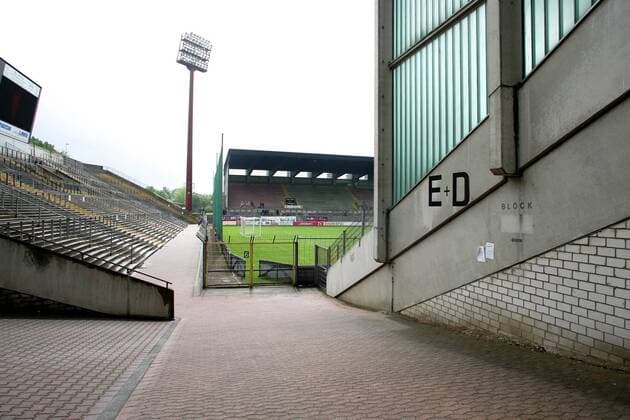 Das Krefelder Grotenburg Stadion an der Nahtstelle zweier Tribünen Fußball Herren Regionalliga Nord 2004 2005, 3. Liga, KFC Uerdingen 05, Vdig Totale Grotenburg Stadion Krefeld
