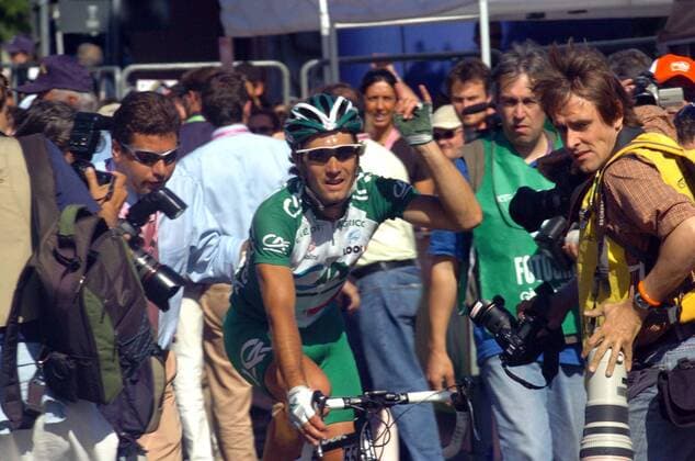 Etappensieger Christophe le Mevel (Frankreich Credit Agricole) wird im Ziel von Fotografen umringt -  Radsport Herren 88. Giro d Italia 2005, dItalia, ProTour, Straßenradsport, Straße, Rad Gruppe 16. Etappe: Lissone - Varazze Freude,