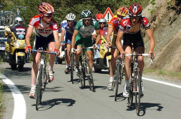 Christophe le Mevel (Frankreich Credit Agricole, Mitte) lauert während der 16. Etappe des Giro d Italia von Lissone nach Varazze in einer Ausreißergruppe auf seine Chance, während sich seine Kontrahenten argwöhnisch beäugen -  Radsport Herren 88. Giro d Italia 2005, dItalia, ProTour, Straßenradsport, Straße, Rad Gruppe 16. Etappe: Lissone - Varazze Spannung