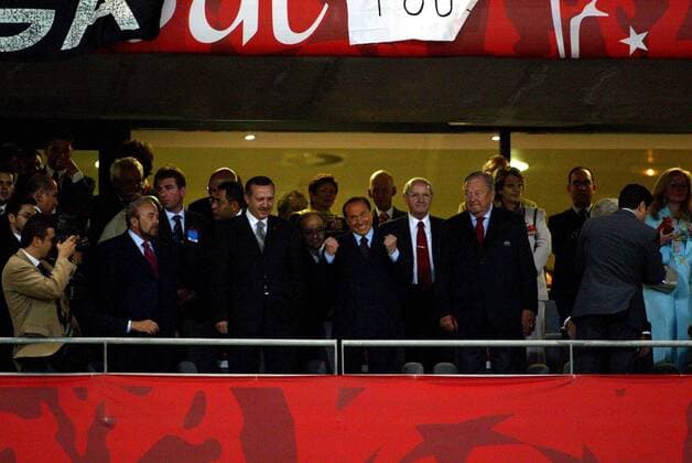 Ministerpräsident Silvio Berlusconi (Italien, Mitte), gleichzeitig auch Präsident des AC Milan, freut sich schon diebisch auf das Finale, daneben Ministerpräsident Recep Tayyip Erdogan (Türkei, li.) und UEFA Präsident Lennart Johansson (Schweden, re.) Fußball EC 1 Herren Champions League 2004 2005, Finale, Endspiel, Liverpool FC - AC Mailand 6:5 n. E. Totale Tribüne, Tribünen, Ehrentribüne Istanbul