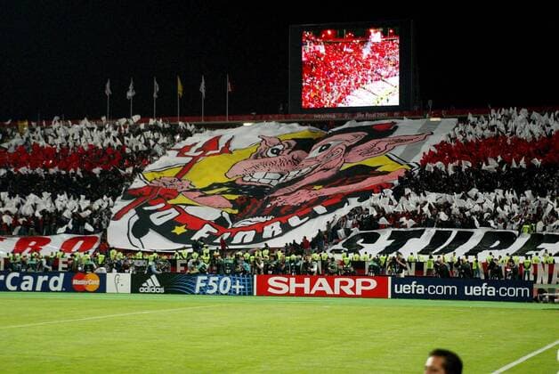 Die Milan Fans präsentieren ein übergroßes Fanplakat anlässlich des Champions League Finales Fußball EC 1 Herren Champions League 2004 2005, Finale, Endspiel, Liverpool FC - AC Mailand 6:5 n. E. Totale Anzeigetafel, Anzeige, Tafel, Stadionanzeige, Atatürk Olympiastadion, Olimpiyat, Istanbul