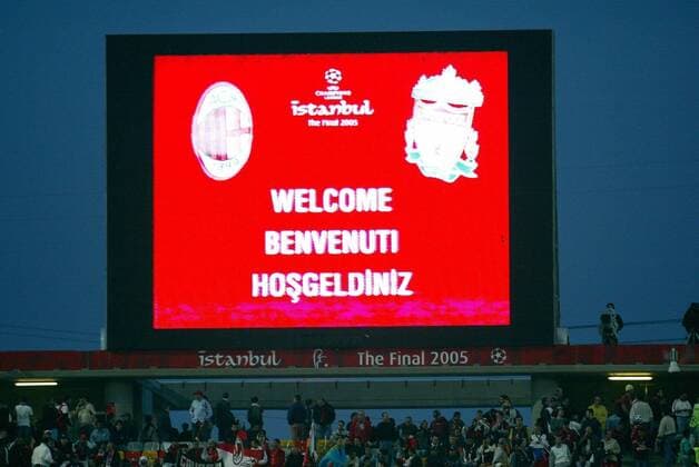Auf der Anzeigetafel des Olympiastadions von Istanbul werden die Besucher des Champions League Finales in englischer, Italienischer und türkischer Sprache begrüßt Fußball EC 1 Herren Champions League 2004 2005, Finale, Endspiel, Liverpool FC - AC Mailand 6:5 n. E. Totale Atatürk Olympiastadion, Olimpiyat Istanbul