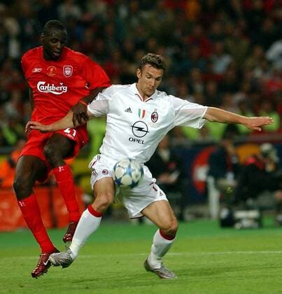 Andriy Shevchenko (Milan, re.) gegen Djimi Traore (Liverpool) Fußball EC 1 Herren Champions League 2004 2005, Finale, Endspiel, Liverpool FC - AC Mailand 6:5 n. E. Gruppe Istanbul Dynamik,