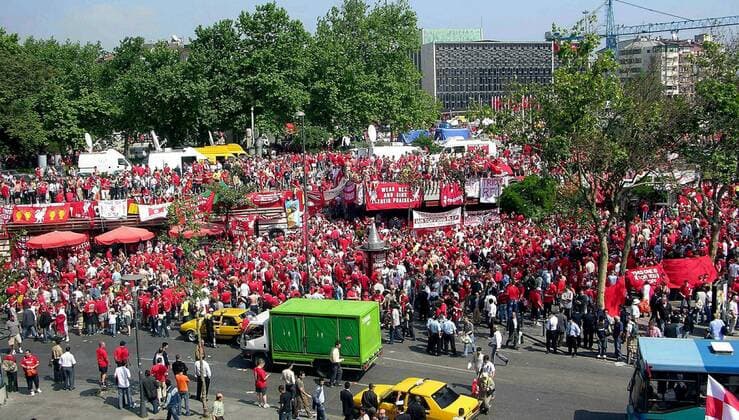 Liverpooler Fans bevölkern in Scharen den Taksim Platz in Istanbul Fußball EC 1 Herren Champions League 2004 2005, Finale, Endspiel, Liverpool FC Totale Istanbul Masse,