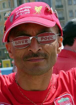 Liverpooler Fan dokumentiert mit seiner Sonnenbrille seine Treue zum Verein Fußball EC 1 Herren Champions League 2004 2005, Finale, Endspiel, Liverpool FC Porträt Istanbul
