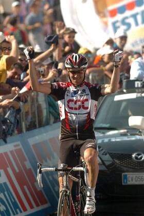 Etappensieg Ivan Basso (Italien CSC) -  Radsport Herren 88. Giro d Italia 2005, dItalia, Straßenradsport, Straße, Rad, ProTour, Einzelbild 17. Etappe: Varazze - Limone Piemonte Freude,