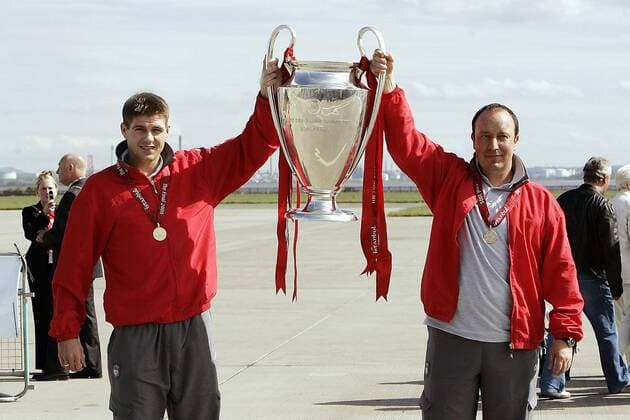 Steven Gerrard (li.) und Trainer Rafael Benitez (beide Liverpool) präsentieren bei ihrer Rückkehr die Champions League Trophäe - EDITORIAL USE ONLY. No use with unauthorised audio, video, data, fixture lists, club league logos or live services. Online in-match use limited to 120 images, no video emulation. No use in betting, games or single club league player publications. Fußball EC 1 Herren Champions League 2004 2005, FC Liverpool, Sieg, Sieger, Ankunft, Rückkehr, Vdig Gruppe Liverpool