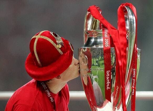 John Arne Riise (Liverpool) küßt die Champions League Trophäe Fußball EC 1 Herren Champions League 2004 2005, FC Liverpool, Finale, Endspiel, Feier, Siegesfeier, Vdig Einzelbild Istanbul Freude,