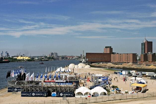 Beachvolleyballanlage zum Zuerich Masters in der Hamburger Hafencity zwischen Elbe, Hafen und Kaispeicher Beachvolleyball Herren Zurich Masters 2005, Beach, Qualifikation, Vdig Totale Hamburg