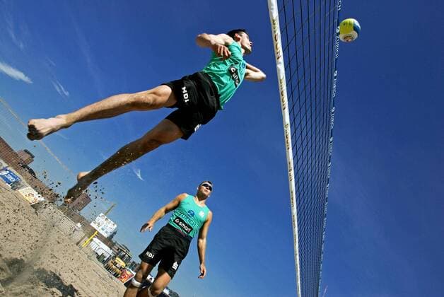 Schmetterschlag am Netz Beachvolleyball Herren Zurich Masters 2005, Beach, Qualifikation, Vdig Gruppe Aufmacher Hamburg Dynamik,