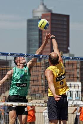 Zweikampf am Netz Beachvolleyball Herren Zurich Masters 2005, Beach, Qualifikation, Vdig Gruppe Hamburg Dynamik,