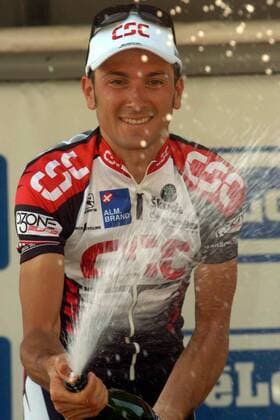 Ivan Basso (Italien CSC) gewinnt das Zeitfahren der 18. Etappe und feiert mit der obligatorischen Sektdusche -  Radsport Herren 88. Giro dItalia, d Italia 2005, ProTour, Straße, Rad, Straßenradsport, Zeitfahren, Einzelzeitfahren Einzelbild 18. Etappe: Chieri - Torino, Turin Freude,