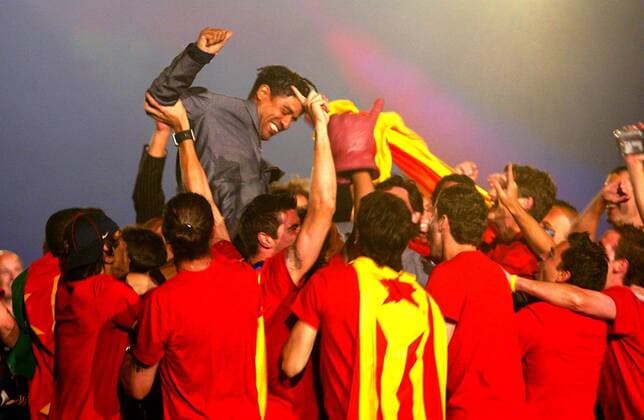 Meisterfeier FC Barcelona - Die Spieler lassen Trainer Frank Rijkaard hochleben Fußball Herren Primera Division 2004 2005, 1. Spanische Liga, FC Barcelona, Barca, Spanischer Meister, Meisterfeier Totale pan9252 Barcelona Freude,  