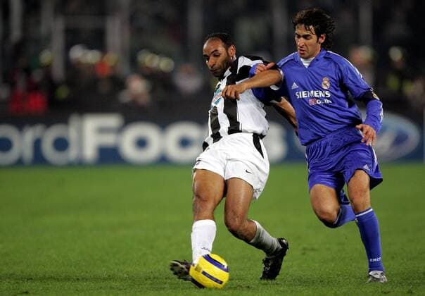 Emerson (Juventus, li.) gegen Raul Gonzalez (Real Madrid) Fußball EC 1 Herren Champions League 2004 2005, Juventus Turin - Real Madrid CF 2:0 n.V., Juve Gruppe pan8478 Turin Dynamik,  