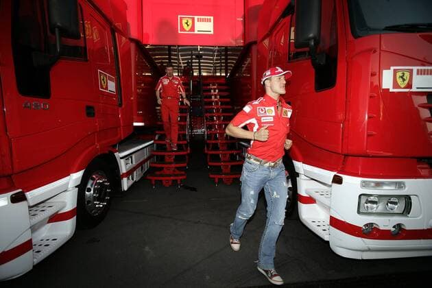 Michael Schumacher (Deutschland, vorn) flüchtet vor Technikdirektor Ross Brawn (England beide Ferrari) aus dem Ferrari Motorhome Motorsport Grand Prix Herren Großer Preis von Europa 2005, Formel 1 Weltmeisterschaft, F1, F, GP, WM Gruppe Nürburgring Nürburg