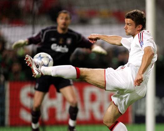 Andriy Shevchenko (Liverpool) am Ball Fußball EC 1 Herren Champions League 2004 2005, Endspiel, Finale, AC Mailand - Liverpool FC 5:6 n. E. Einzelbild Istanbul Dynamik,