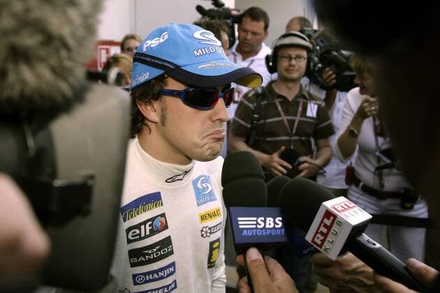 Fernando Alonso (Spanien Renault) wirkt ratlos im Interview Motorsport Grand Prix Herren Großer Preis von Europa 2005, Formel 1 Weltmeisterschaft, F1, F, GP, WM, Qualifying Gruppe Nürburgring Nürburg Skepsis,