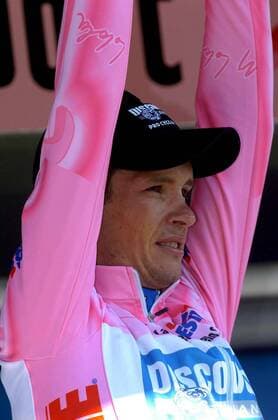 Giro d Italia, Siegerehrung 19. Etappe: Paolo Savoldelli (Italien Discovery Channel) bleibt im rosa Trikot des Gesamtführenden -  Radsport Herren 88. Giro d Italia 2005, dItalia, Straßenradsport, Straße, Rad, ProTour, Einzelbild 19. Etappe: Savigliano - Sestriere