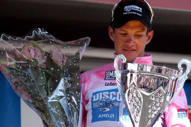 Giro d Italia, Siegerehrung 19. Etappe: Paolo Savoldelli (Italien Discovery Channel) bleibt im rosa Trikot des Gesamtführenden -  Radsport Herren 88. Giro d Italia 2005, dItalia, Straßenradsport, Straße, Rad, ProTour, Einzelbild 19. Etappe: Savigliano - Sestriere