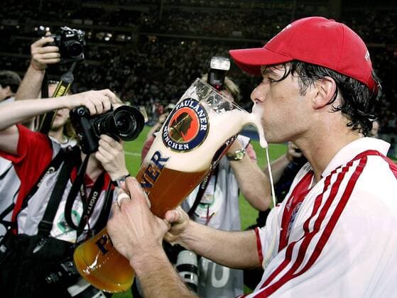 Michael Ballack (Bayern) gönnt sich einen großen Schluck Weißbier auf den Pokalsieg Fußball 1. BL Herren DFB Pokalfinale 2004 2005, Finale, Endspiel, Pokalendspiel, Pokal, FC Bayern München Gruppe Aufmacher, Schaum, Bierschaum Berlin, Paulaner Freude,