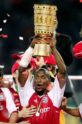 Ze Roberto (Bayern) präsentiert den DFB Pokal Fußball 1. BL Herren DFB Pokalfinale 2004 2005, Finale, Endspiel, Pokalendspiel, Pokal, FC Bayern München Einzelbild Berlin, Trophäe Freude,