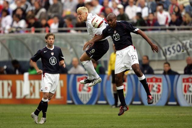 Alan Smith (England, Mitte) gegen Eddie Pope (re.), daneben Steve Ralston (beide USA) - (Icon918006) Fußball Länderspiel Herren Länderspiel 2005, Nationalmannschaft, Nationalteam, Nationaltrikot, USA - England 1:2 Gruppe o0 Freundschaftsspiel Test Testspiel Chicago Dynamik, Höhe, Kampf, EDITORIAL USE ONLY