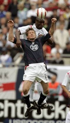 Brian McBride (USA), vorn) gegen Sol Campbell (England) - (Icon531005) Fußball Länderspiel Herren Länderspiel 2005, Nationalmannschaft, Nationalteam, Nationaltrikot, USA - England 1:2 o0 Freundschaftsspiel Test Testspiel Chicago Dynamik, Höhe, Kampf, EDITORIAL USE ONLY