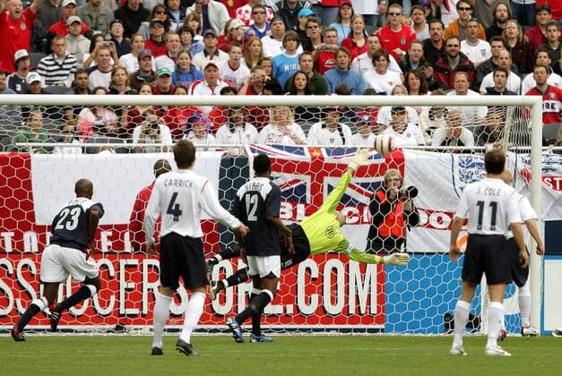 Torwart Kasey Keller reckt sich vergeblich, Eddie Pope (li.) und Cory Gibbs (alle USA, Mitte) schauen ebenso wie Michael Carrick (2.v.li.) und Joe Cole (beide England) dem Ball nach - (Icon918001) Fußball Länderspiel Herren Länderspiel 2005, Nationalmannschaft, Nationalteam, Nationaltrikot, USA - England 1:2 Totale o0 Freundschaftsspiel Test Testspiel Chicago EDITORIAL USE ONLY
