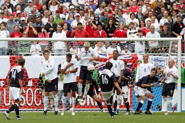 Abwehrmauer England, v.li.: Michael Carrick, Jermaine Jenas, Alan Smith, Glen Johnson, Wes Brown, Andy Johnson - Josh Wolff zieht ab, Steve Ralston (li.) und Brian McBride (alle USA, 2.v.re.) schauen zu - (Icon918007) Fußball Länderspiel Herren Länderspiel 2005, Nationalmannschaft, Nationalteam, Nationaltrikot, USA - England 1:2 Totale o0 Freundschaftsspiel Test Testspiel Chicago Dynamik, EDITORIAL USE ONLY