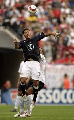 Clint Dempsey (USA, li.) steigt zum Kopfball, Jermaine Jenas (England) kann ihn nicht stoppen - (Icon513007) Fußball Länderspiel Herren Länderspiel 2005, Nationalmannschaft, Nationalteam, Nationaltrikot, USA- England 1:2 Gruppe o0 Freundschaftsspiel Test Testspiel Chicago Dynamik, Kampf, Höhe, EDITORIAL USE ONLY