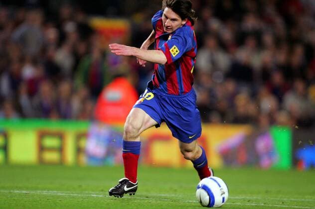 Lionel Messi (Barcelona) fixiert Ball Fußball Herren Primera Division 2004 2005, 1. Spanische Liga, FC Barcelona, Barca Einzelbild pan9008 Barcelona Dynamik,  