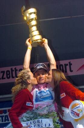 Siegerehrung Giro dItalia 2005: Gesamtsieger Paolo Savoldelli (Italien Discovery Channel) stemmt stolz den Siegerpokal und erhält überdies noch Küßchen von den Hostessen -  Radsport Herren 88. Giro dItalia 2005, d Italia, ProTour, Straßenradsport, Straße, Rad Gruppe 20. Etappe: Albese con Cassano - Mailand Freude,
