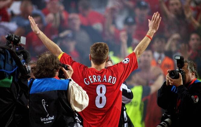 Steven Gerrard (Liverpool) - Siegesjubel zwischen den Fotografen Fußball EC 1 Herren Champions League 2004 2005, Finale, Endspiel, FC Liverpool, Vdig Gruppe Istanbul Freude,