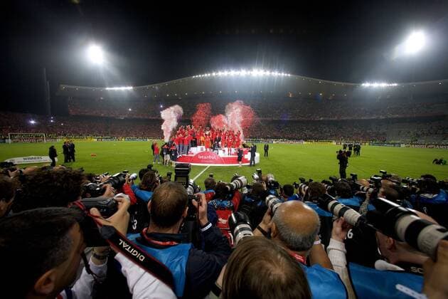 Die Siegerehrung Liverpools zum Champions League Sieger im Atatürk Olimpiyat Stadion kann sich kein Sportfotograf entgehen lassen Fußball EC 1 Herren Champions League 2004 2005, Finale, Endspiel, FC Liverpool, Europapokalsieg, Europapokalsieger, Vdig Totale Atatürk Olimpiyat, Olympiastadion Istanbul, Fotografenperspektive Begeisterung,