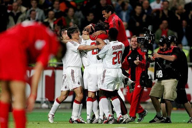 Freud und Leid - während der Kameramann mit seiner Steadycam den Torjubel Milans filmt, bleibt der Liverpooler Spieler vollkommen unbeachtet Fußball EC 1 Herren Champions League 2004 2005, Finale, Endspiel, AC Mailand - FC Liverpool 5:6 n.E., Milan, Vdig Totale Istanbul Freude, Begeisterung,