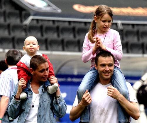 Markus Beierle (Frankfurt) feiert mit seiner Familie den Aufstieg Fußball 2. BL Herren Saison 2004 2005, Eintracht Frankfurt, Aufstieg, Aufsteiger, Aufstiegsfeier, Feier Gruppe Frankfurt M.