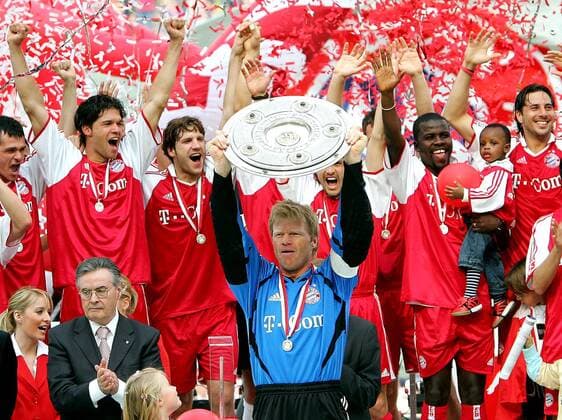 Torwart Oliver Kahn (vorn) bejubelt mit der Meisterschale den Gewinn der Deutschen Meisterschaft - hi.v.re.: Claudio Pizarro, Samuel Osei Kuffour, Lizarazu, Torsten Frings, Michael Ballack, Willy Sagnol; li. vorn DFL Geschäftsführer Wilfried Straub Fußball 1. BL Herren Saison 2004 2005, FC Bayern München, Deutscher Meister, Deutsche Meisterschaft, Meisterfeier, Feier Gruppe Verband, Deutsche Fußballiga, Fußballliga München Freude,