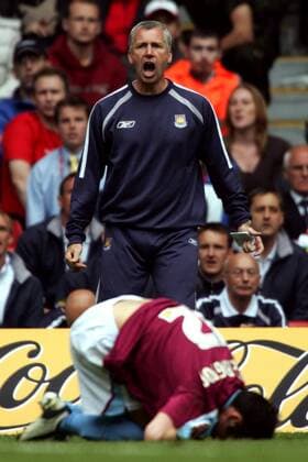 Trainer Alan Pardew (West Ham) reklamiert lautstark, wurde doch gerade sein Spieler gefoult -  Fußball Herren Football League Championship 2004 2005, 2. Englische Liga, West Ham United Einzelbild Cardiff Wales Wut