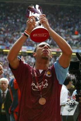 Anton Ferdinand (West Ham) präsentiert überglücklich den Pokal - der Aufstieg in die Premier League ist geschafft -  Fußball Herren Football League Championship 2004 2005, 2. Englische Liga, West Ham United, Aufstiegsfeier, Feier Einzelbild Cardiff Wales Glück Freude, Begeisterung,