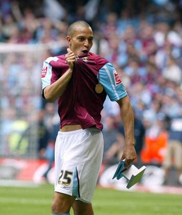 Der Torschütze des Tages, Bobby Zamora (West Ham) jubelt -  Fußball Herren Football League Championship 2004 2005, 2. Englische Liga, West Ham United, Aufstiegsfeier, Feier Einzelbild Cardiff Wales Freude,