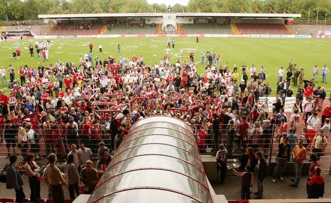 Fußball, Stadiongeschichte Rot-Weiß Oberhausen Oberhausener Fans drängeln sich vor dem Spielertunnel Fußball 2. BL Herren Saison 2004 2005, Rot Weiß Oberhausen, RWO, RW, Weiss Totale Oberhausen