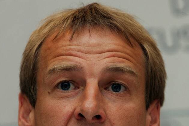 Bundestrainer Jürgen Klinsmann (Deutschland) skeptisch während der Pressekonferenz Fußball Herren Nationalmannschaft 2005, Nationalteam, PK, Pressetermin, Vdig Porträt Skepsis,