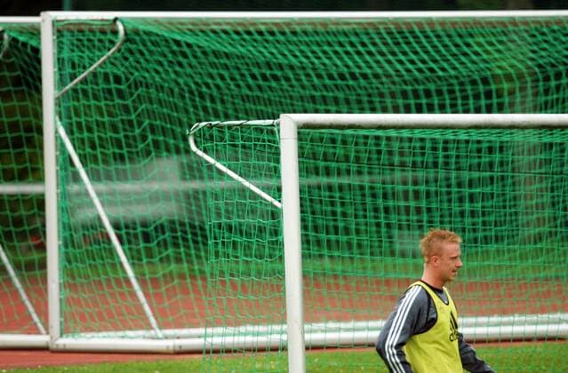 Da muss er rein: Mike Hanke (Deutschland) vor einem Fußballtor Fußball Herren Nationalmannschaft 2005, Nationalteam, Training, Vorbereitung Totale München