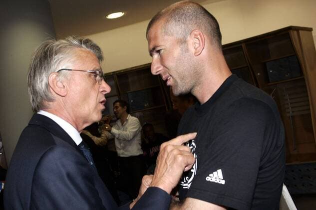 Der ehemalige Nationaltrainer Aime Jacquet (li.) und Zinedine Zidane (beide Frankreich) im Gespräch Fußball Herren Traditionsspiel 2005, Traditionsteam, Traditionsmannschaft, Weltmeisterteam, Vdig Gruppe pan9602 Toulouse  