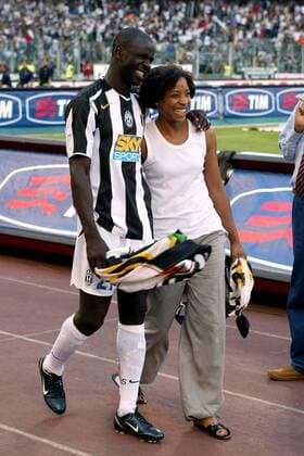 Lilian Thuram (Juventus) genießt mit seiner Frau den Gewinn der 28. Italienischen Meisterschaft Fußball Herren Serie A 2004 2005, 1. Italienische Liga, Juventus Turin, Juve, Italienischer Meister, Meisterfeier Gruppe pan9575 Turin Freude,  