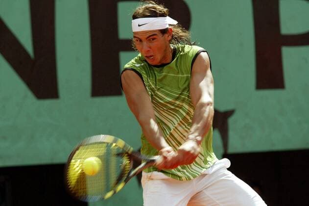 Rafael Nadal (Spanien) - beidhändige Rückhand Tennis Herren French Open 2005, Grand Slam, ATP Tour, Viertelfinale Einzelbild pan9607 Paris, Roland Garros Dynamik,  