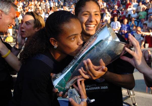 IMAGO Iconic Moments, Fußball - Frauen Cristiane (re.) und Paula (beide 1. FFC Turbine Potsdam) freuen sich über den DFB Pokalsieg und herzen die Trophäe Fußball Damen DFB Pokal Finale 2004 2005, Pokalspiel, Endspiel, Pokalendspiel, Pokalfinale, Frauen, Frauenfußball Gruppe Berlin Glück, Freude, Begeisterung,